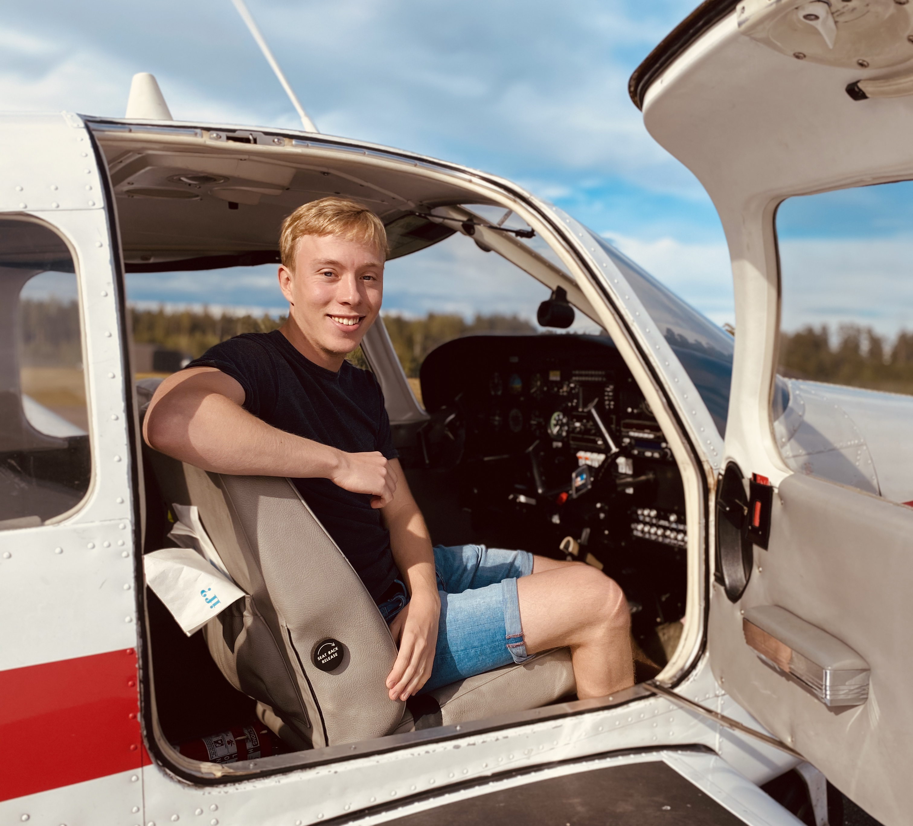 Simon Mårtensson sitter i cockpit och ler glatt in i kameran då han är klar med sitt flygcertifikat