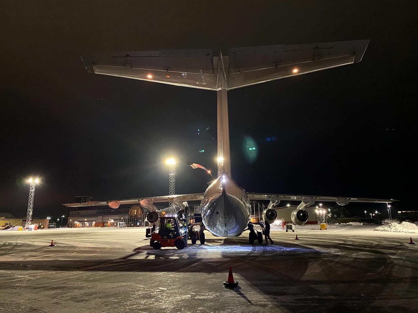 Fraktflygplan lossas på gods vid Jönköping Airport