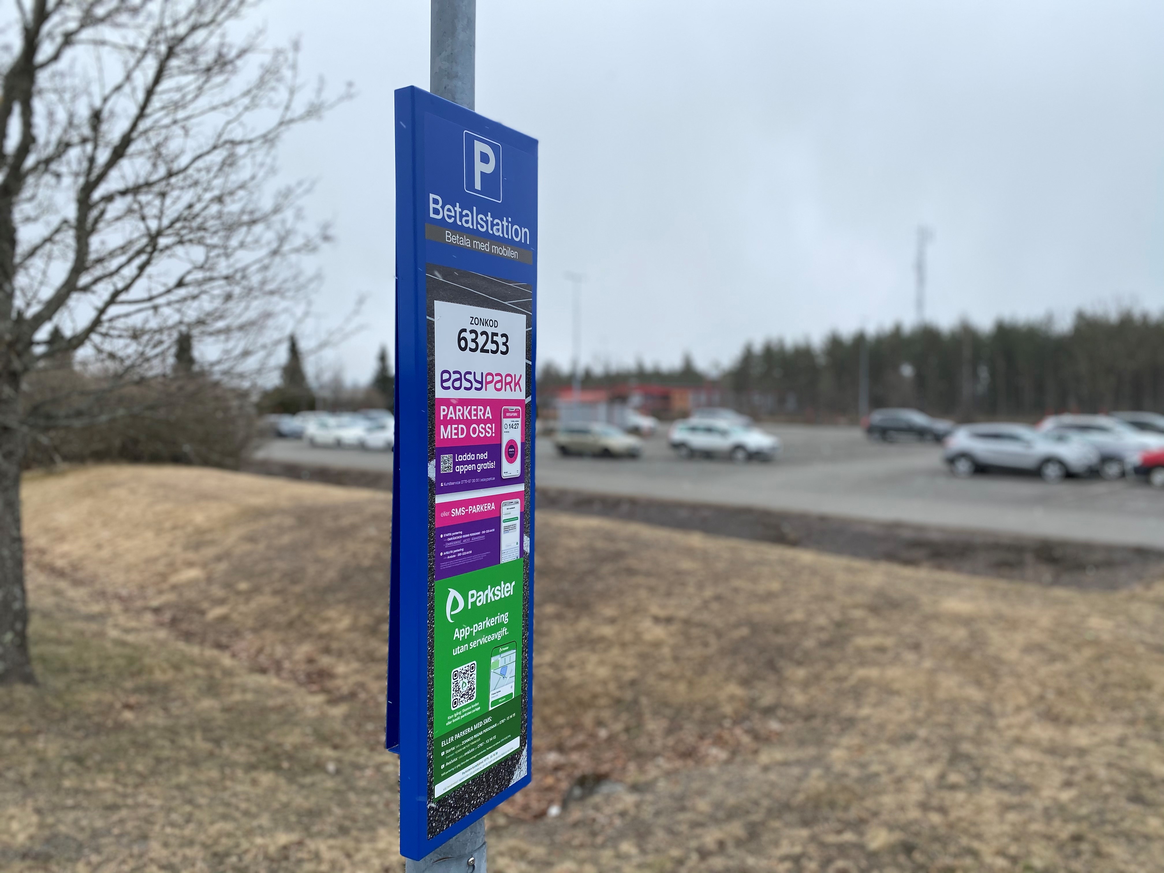 Skylt med information angående betalning av bilparkering på Jönköping Airport.